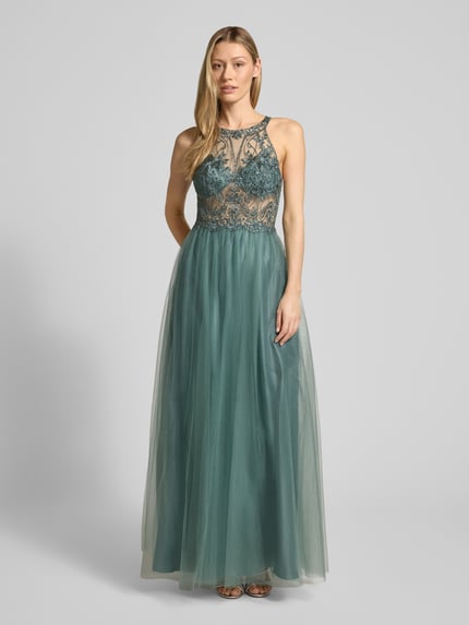 Vrouwenmodel draagt Regular Fit Abendkleid in semitransparentem Design van Laona met bloemenkant, halterneck, mesh en siersteentjes, volledig frontaal gefotografeerd.