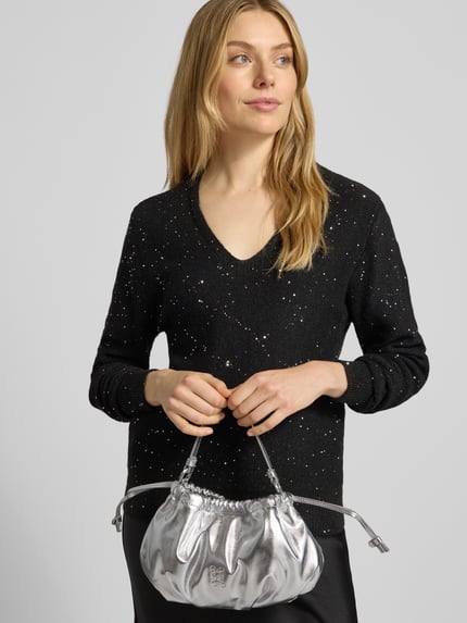 Vrouwenmodel draagt Handtasche met Schulterriemen van Smith and Soul, metallic look, met draagband en schouderband, hoofvak met drukknoopsluiting, breedte 30 cm, lengte 19 cm, diepte 2 cm, bandlengte 29 cm, nahaufnahme oberlichaam.