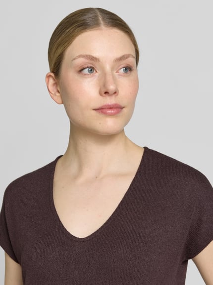 Vrouwenmodel draagt T-shirt uit viscosemix met V-hals, relaxed fit model 'SIRUKUS' van OPUS, dames t-shirt, ruglengte maat 36: 50 cm, Nahaufnahme bovenlichaam.