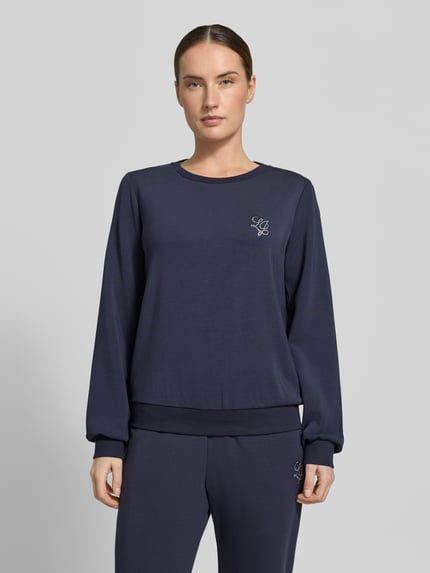 Frauenmodel trägt Sweatshirt aus Modal-Mix mit Rundhalsausschnitt von LIU JO SPORT in Dunkelblau mit Logo, Regular-Fit, Ganzkörperansicht von vorne.
