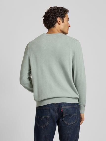 Männermodel trägt Regular Fit Pullover aus Baumwoll-Mix mit Schurwoll-Anteil von Marc O'Polo in Hellgrün, Ganzkörperansicht Rückansicht, Herren Pullover von Marc O'Polo.