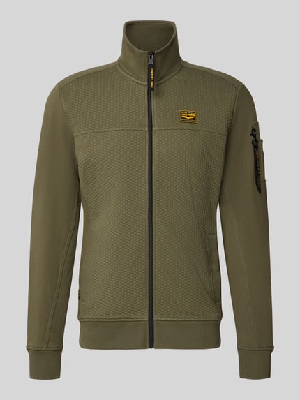 Produktfoto, Sweatjacke mit Stehkragen und Label-Patch von PME Legend in Olivgrün, Material-Mix mit Strukturmuster, Reißverschlusstasche am Ärmel, Straight Fit, sichtbare Label-Details, Baumwoll-Anteil im Stoff.