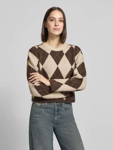 Frauenmodel trägt Strickpullover mit Rundhalsausschnitt von COMMA, Allover-Rautenmuster in Beige und Braun, Material-Mix mit Alpaka-Anteil, Regular Fit, Ganzkörperansicht von vorne.
