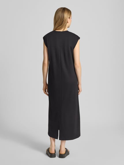 Vrouwenmodel draagt Relaxed Fit Midikleid aus Viskose-Mix Modell 'Seano' van B.Young, zwart, elastische stof, ruglengte 121 cm, borstwijdte 42 cm, geheel met kapmouwen, achterkantaanzicht.