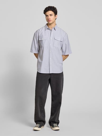 Männermodel trägt Loose Fit Freizeithemd aus reiner Baumwolle Modell 'PACIFICA' von Levi's®, Optik:Allover-Muster, Ganzkörperansicht von vorne.