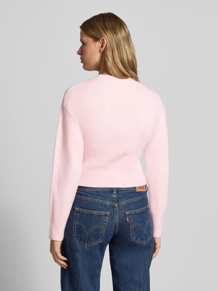 Frauenmodel trägt Strickpullover mit Rundhalsausschnitt Modell 'SLOAN' von NOISY MAY®, hellrosa, Material-Mix, Rückenansicht, Ganzkörperansicht von hinten.