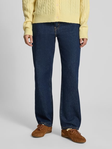 Vrouwenmodel draagt Relaxed Fit Jeans uit pure katoen model 'EASY DAD' van Levi's® 300, donkerblauw katoendenim, frontale close-up van de benen.