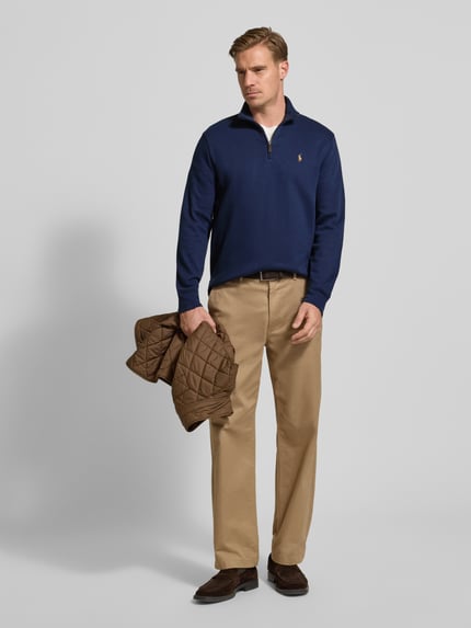 Mannelijk model draagt donkerblauwe Sweatshirt mit Stehkragen van Polo Ralph Lauren, katoen, regular fit, volledige voorkantaanzicht.