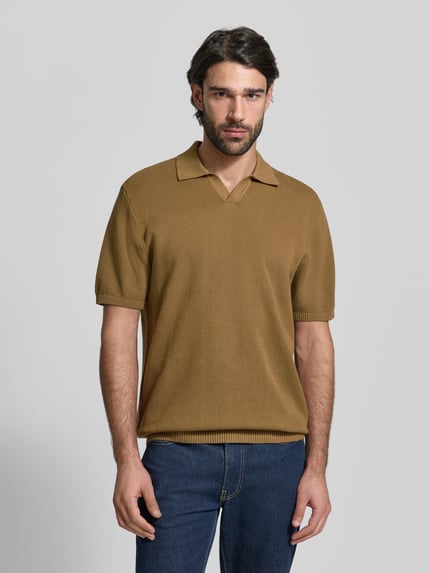 Männermodel trägt Regular Fit Poloshirt mit gerippten Abschlüssen von MCNEAL in Braun, reine Baumwolle, Polokragen, Ganzkörperansicht von vorne.