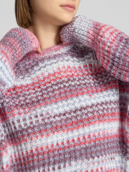 Frauenmodel trägt Strickpullover mit Rundhalsausschnitt Modell 'SIMONE' von JJXX, Grobstrick in Rosa, Lila, Weiß, Nahaufnahme Oberkörper. Damen Strickpullover von JJXX, Loose Fit, Rückenlänge bei Größe S 58 cm, Ärmellänge 71 cm.