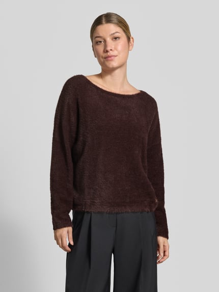 Frauenmodel trägt Regular Fit Pullover mit Viskose-Anteil von s.Oliver BLACK LABEL in dunkelbraun, weiche Textur, Ganzkörperansicht von vorne.