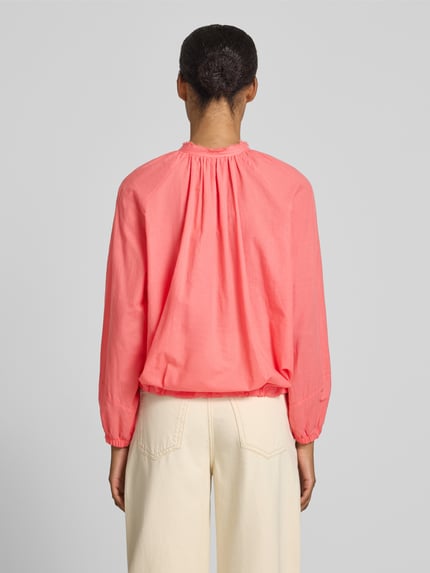 Frauenmodel trägt Relaxed Fit Bluse mit Stehkragen von More & More aus Reine Baumwolle, langärmelig, mit Raffungen, Rückenlänge 58 cm, Ganzkörperansicht Rückansicht.