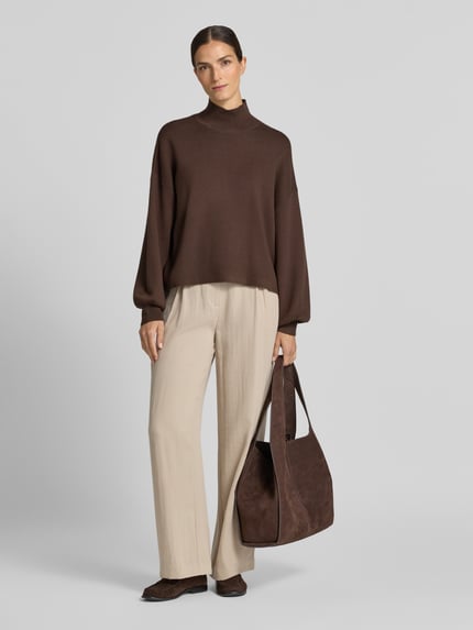 Frauenmodel trägt Strickpullover aus Viskose-Mix Modell 'Mercy East' von MSCH Copenhagen, braun, Relaxed Fit, Ganzkörperansicht von vorne.