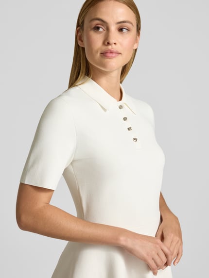 Frauenmodel trägt Polokleid mit kurzer Knopfleiste Modell 'RONDAA' von Ted Baker in Creme, Viskose-Mix, taillierter Schnitt, Nahaufnahme Oberkörper.