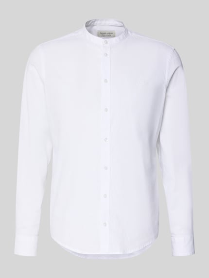 Produktfoto, Slim Fit Freizeithemd mit Stehkragen Modell 'Anton' von Casual Friday aus weißem Seide-Baumwoll-Mix, sichtbare Knopfleiste, dezentes Label-Stitching, glatte Textur, Größenangaben Rückenlänge 68 cm, Schulterbreite 48 cm, Ärmellänge 68 cm