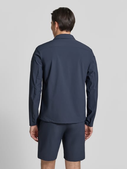 Mannenmodel draagt Regular Fit Jacke met Umlegekragen Modell 'Motion' van SCANDINAVIAN EDITION in donkerblauw, elastische materiaalmix, Napoleonzak, tweeweg-ritssluiting, steekzakken, ruglengte 73 cm, schouderbreedte 45 cm, borstwijdte 50 cm, mouwlengte 66 cm, totaalbeeld achteraan.