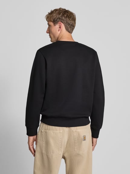 Męski model nosi bluzę Sweatshirt mit Label-Print Modell 'RUSH' od JACK & JONES z mieszanki bawełny, luźny krój, prążkowane wykończenia, długość tyłu 67 cm, długość rękawów 67 cm, widok całej sylwetki z tyłu.