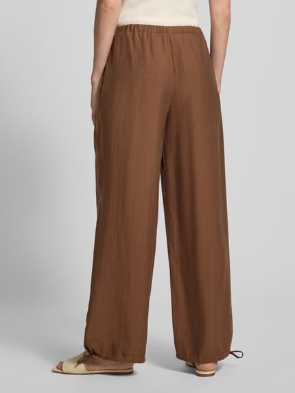 Frauenmodel trägt Wide-Leg-Pants mit elastischem Bund und Kordelzug von Rich & Royal aus Lyocell-Mix, Loose-Fit, braun, Ganzkörperansicht Rückansicht.