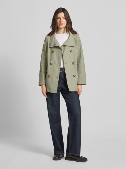 Modelka nosi Regular Fit Jacke mit Stehkragen od Christian Berg Woman Selection, mieszanka bawełny, wpuszczane kieszenie, stójka, listwa guzikowa 2-rzędowa, długość tyłu w rozmiarze 36: 68 cm, szerokość ramion w rozmiarze 36: 39 cm, szerokość klatki piersiowej w rozmiarze 36: 50 cm, długość rękawów: 63 cm, kolor jasny oliwkowy, gładka tekstura, widok całej sylwetki z przodu