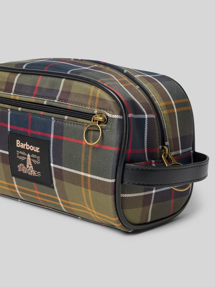 Produktfoto, Kulturbeutel mit Logo-Patch von Barbour, mehrfarbiger Tartan, Reißverschluss, Trageschlaufe, Hauptfach, Vorfach, Innenfach, Reißverschlussfach