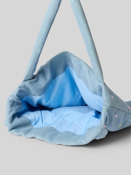 Produktfoto, Mom Bag mit Motiv-Stitchings und Label-Patch von Studio Noos aus blauem Baumwoll-Mix, offenes Hauptfach, breite Schultergurte, sichtbare strukturierte Oberfläche und Kontrastinnenfutter, 62x44x10 cm, Schulterriemen 74 cm.