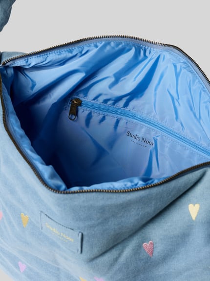 Produktfoto, Shoulder Bag aus Baumwoll-Mix von Studio Noos mit Herz-Stitchings, Reißverschluss-Hauptfach, Label-Patch, Innenfach, blaue Innenseite