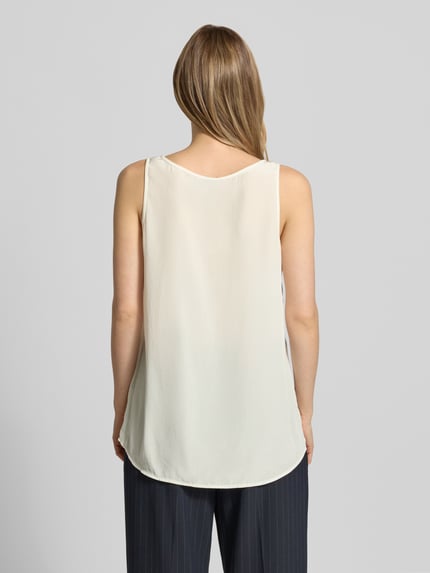Modelka nosi Blusenshirt mit Rundhalsausschnitt und Label-Detail od Marc Cain z satyny, krój straight fit, długość tyłu w rozmiarze 36: 52 cm, całkowity widok z tyłu.