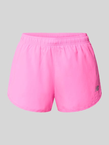 Produktfoto, Shorts mit Label-Print Modell 'ESSENTIAL' von New Balance in kräftigem Pink, elastischer Bund, glatte Textur, gerader Schnitt