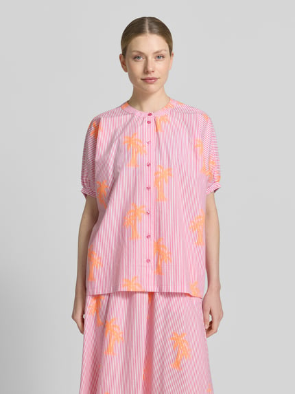 Vrouwenmodel draagt Bluse mit Rundhalsausschnitt und Knopfleiste van Milano Italy in roze-wit met oranje print, katoenmix met stretch, straight fit, ronde hals, knoopsluiting, elastische mouwboord, ruglengte maat 36: 63 cm, volledige vooraanzicht.