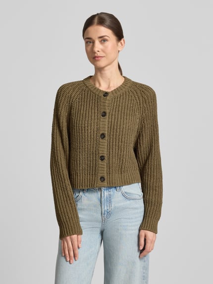 Vrouwenmodel draagt Strickjacke met ronde hals van Oui, katoenmix, regular fit, knoopsluiting, grofgebreid, kleur olijfgroen, Nahaufnahme Oberkörper.