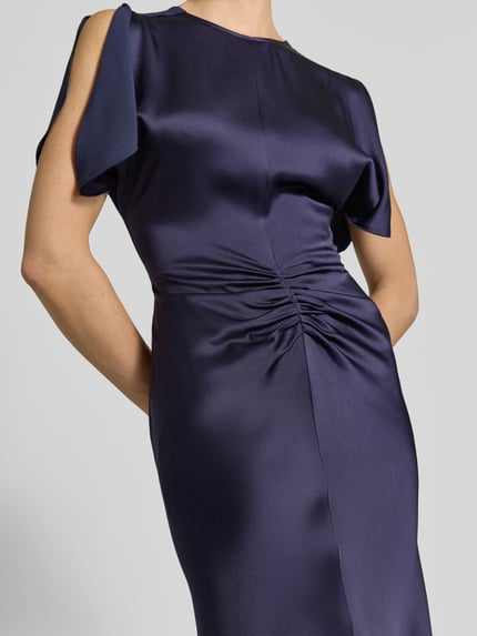 Kobieta prezentuje Midikleid mit Viskose-Anteil od Victoria Beckham, ciemnoniebieski satynowy materiał, marszczenia, krój slim fit, krótki rękaw, detaliczny widok górnej części ciała