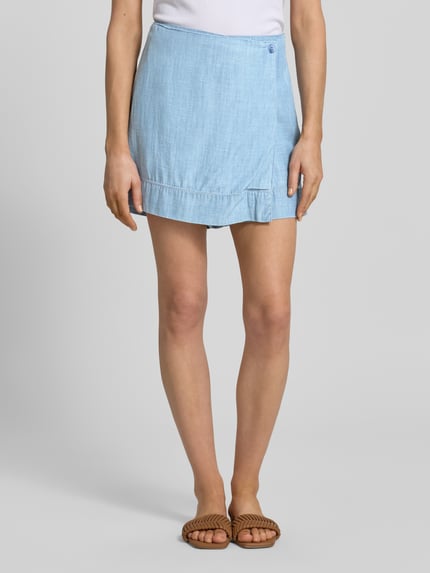 Vrouwenmodel draagt Skort aus Lyocell-Baumwoll-Mix in Wickel-Optik van JAKE*S STUDIO WOMAN, lichtblauw, A-lijn, denimlook, knoopsluiting, detailopname van voren.