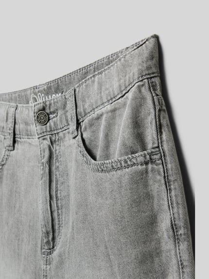Produktfoto, Slim Fit Bermudas aus reiner Baumwolle von s.Oliver RED LABEL in grauer Denim-Optik mit Gürtelschlaufen, Eingrifftaschen und Knopfverschluss, Materialstruktur leicht meliert.
