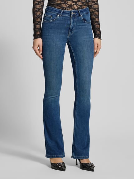 Vrouwenmodel draagt Flared Fit Jeans im 5-Pocket-Design van Review, blauwe tint, katoenmix, knoop- en ritssluiting, 5-pocketmodel, ganzkörperansicht van voren.