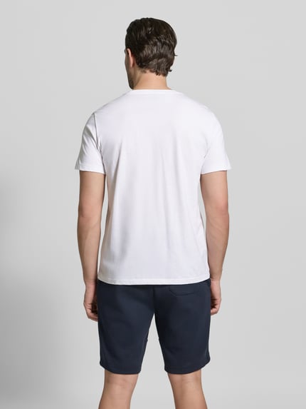 Männermodel trägt weißes T-Shirt mit Logo-Stitching von Polo Ralph Lauren aus Baumwolle, gerade Passform, Ganzkörperansicht Rückansicht.