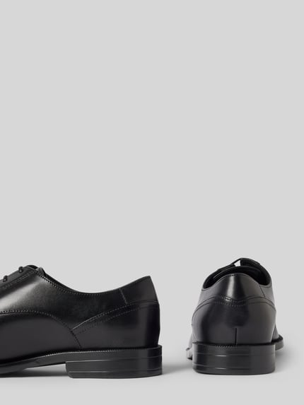 Produktfoto, schwarze glatte Oberfläche, klassische Form, dezente Nähte, 'Schnürschuhe aus echtem Leder Modell 'Tayil_Derb'' von BOSS, Herren Schnürschuhe
