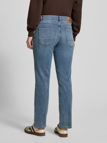 Frauenmodel trägt Straight Fit Jeans mit Eingrifftaschen Modell 'Anna' von Buena Vista aus Baumwoll-Viskose-Mix im Cropped-Look, mittleres Blau, Ganzkörperansicht Rückansicht.