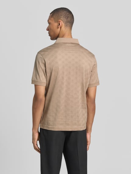 Męski model nosi Modern Fit Poloshirt mit Strukturmuster Modell 'Roberto' od JOOP! Collection, bawełna, krótki rękaw, beż, tekstura, widok całej sylwetki z tyłu.