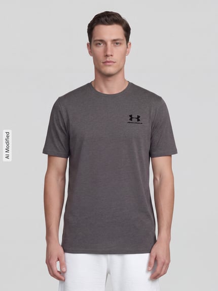 Mannenmodel draagt Regular Fit Sport-T-Shirt uit katoenmix van Under Armour in donkergrijs, effen texture, voorkant vol lichaamsaanzicht, KI-modificeerd beeld