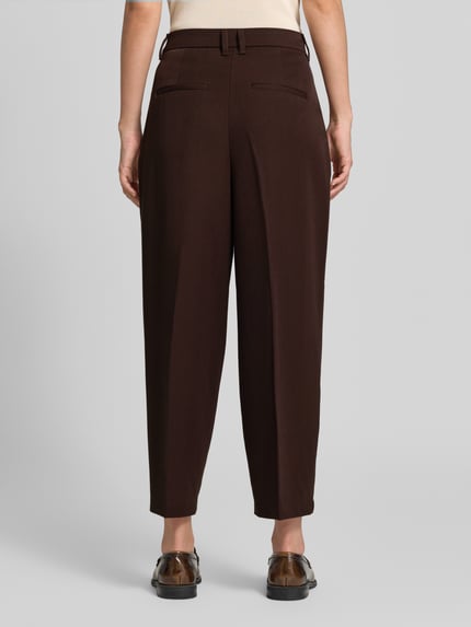 Vrouwenmodel draagt Barrel Fit Hose met viscose van s.Oliver RED LABEL in effen donkerbruin, gladde structuur, Ganzkörperansicht Rückansicht.