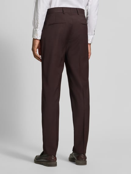 Männermodel trägt dunkelbraune Straight Fit Hose mit Lanawoll-Anteil Modell 'Tenuta' von Tiger of Sweden, Ganzkörperansicht Rückansicht. Elastischer Material-Mix, Bügelfalten, Haken- und Reißverschluss sichtbar.