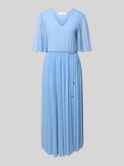 Produktfoto, Relaxed Fit Maxikleid mit V-Ausschnitt Modell 'Daphne' von Guido Maria Kretschmer Woman, taillierte Passform, Halbarm, Falten-Optik, hellblau, feine Textur, fließende lange Form