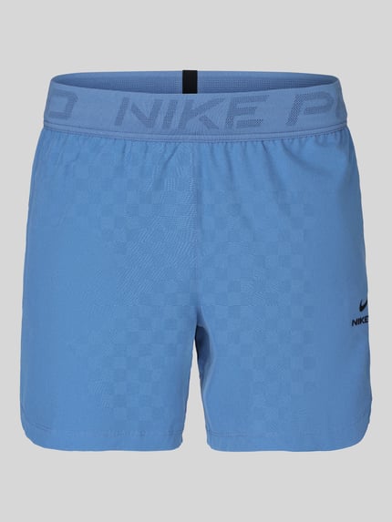 Productfoto, lichtblauwe Regular Fit Sportshorts met dri-fit-technologie van Nike Training, fijn geweven structuur