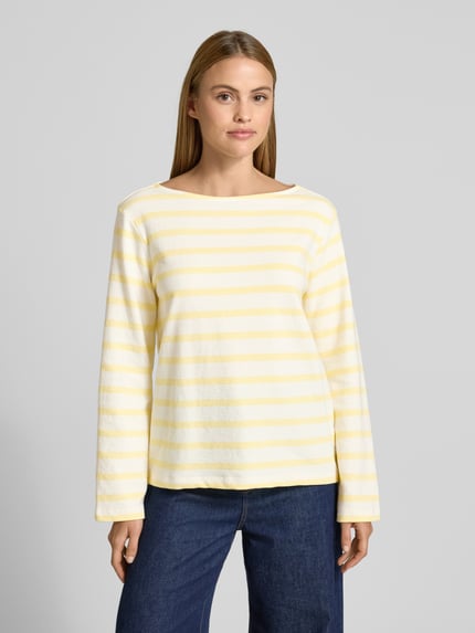 Frauenmodel trägt Relaxed Fit Sweatshirt aus reiner Baumwolle von s.Oliver RED LABEL, Two Tone Optik, U-Boot-Ausschnitt, Ganzkörperansicht von vorne