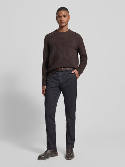 Mannenmodel draagt Regular Fit Chino uit katoenmix model 'DENTON' van Tommy Hilfiger, all-over motief, riemlussen, steekzakken, knoop- en ritssluiting, kleur donkerblauw, materiaal katoenmix. Ganzkörperansicht van voren.