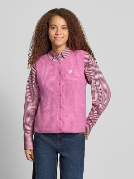 Vrouwenmodel draagt Regular fit spencer met wol model 'VIGGA' van ONLY in roze, donkergroen gestreept overhemd, blauwe jeans, Dames, frontaal aanzicht busteshot.