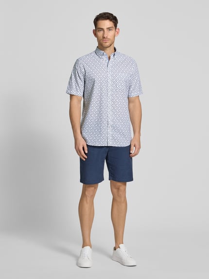 Männermodel trägt Regular Fit Freizeithemd mit Button-Down-Kragen von Christian Berg Men, Reine Baumwolle, Allover-Look, Ganzkörperansicht von vorne.