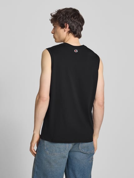 Männermodel trägt Top mit Label-Stitching und Rundhalsausschnitt von CHAMPION in Schwarz, reine Baumwolle, Regular Fit, Ganzkörperansicht Rückansicht.