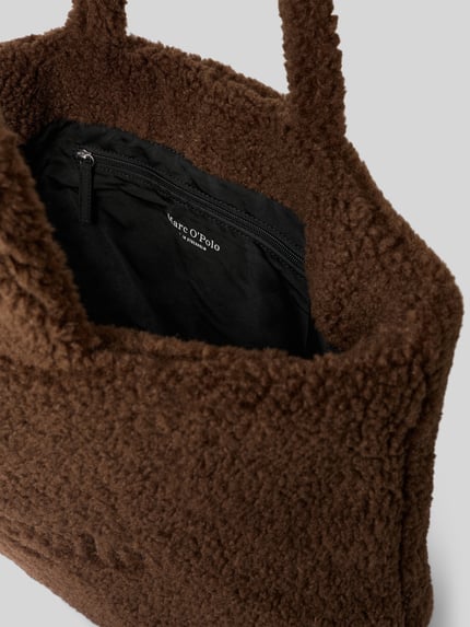 Produktfoto, Shopper mit weicher Teddy-Oberfläche von MARC O'POLO in Braun, rechteckige Form, unifarben, Logo-Prägung, Reißverschluss, Innenfach, Hauptfach, strukturierte Oberfläche