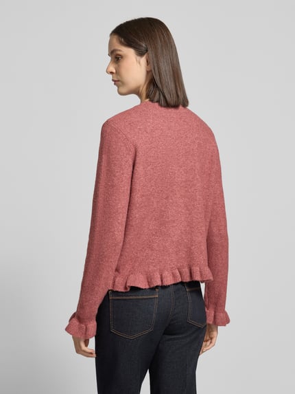 Vrouwenmodel draagt Regular Fit cardigan met ronde hals Model 'Jacia' van VILA, materiaalmix met wol, ruches, ruglengte maat S 55 cm, mouwlengte 64 cm, knoopsluiting, roze kleur, textuurmix, volledig zicht van achteren.